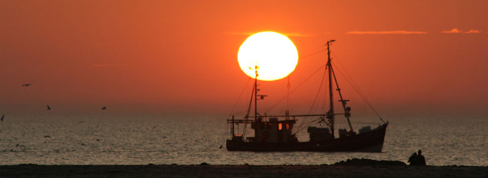 Strand_Sonnenuntergang_Fischerboot_960x350